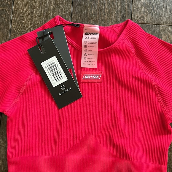 Women’s red bo+tee workout set - Picture 4 of 5